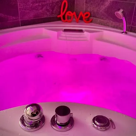 Apartment Lovely Jacuzzi Luxury Design