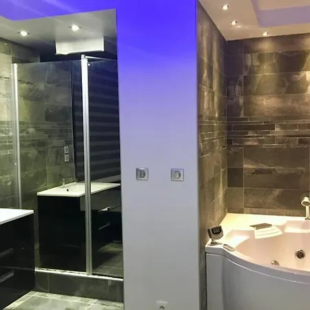 Apartment Lovely Jacuzzi Luxury Design